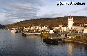 [P01] 1. Rudesheim-ul vazut de pe Rin. In departare se zareste Niederwalddenkmal si telegondola. In dreapta este Turnul Vulturului » foto by Radu Tudoran
 - 
<span class="allrVoted glyphicon glyphicon-heart hidden" id="av672527"></span>
<a class="m-l-10 hidden" id="sv672527" onclick="voting_Foto_DelVot(,672527,2278)" role="button">șterge vot <span class="glyphicon glyphicon-remove"></span></a>
<a id="v9672527" class=" c-red"  onclick="voting_Foto_SetVot(672527)" role="button"><span class="glyphicon glyphicon-heart-empty"></span> <b>LIKE</b> = Votează poza</a> <img class="hidden"  id="f672527W9" src="/imagini/loader.gif" border="0" /><span class="AjErrMes hidden" id="e672527ErM"></span>