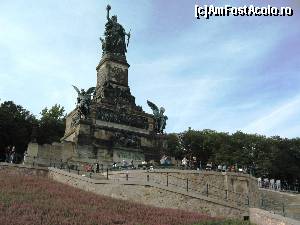 [P06] Niederwalddenkmal, inconjurat ca de obicei de turisti. Cele doua statui din lateral reprezinta pace si razboiul. Basorelieful il prezinta pe imparatul Wilhelm, inconjurat de personalitatile vremii si de comandantii militari » foto by Radu Tudoran
 - 
<span class="allrVoted glyphicon glyphicon-heart hidden" id="av672539"></span>
<a class="m-l-10 hidden" id="sv672539" onclick="voting_Foto_DelVot(,672539,2278)" role="button">șterge vot <span class="glyphicon glyphicon-remove"></span></a>
<a id="v9672539" class=" c-red"  onclick="voting_Foto_SetVot(672539)" role="button"><span class="glyphicon glyphicon-heart-empty"></span> <b>LIKE</b> = Votează poza</a> <img class="hidden"  id="f672539W9" src="/imagini/loader.gif" border="0" /><span class="AjErrMes hidden" id="e672539ErM"></span>