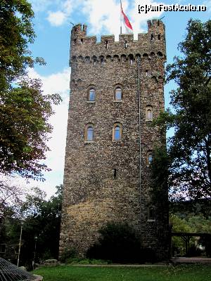 [P09] Turnul castelului Klopp din Bingen. Castelul, Situat in varful unui deal care domina orasul, este astazi sediul primariei.  » foto by Radu Tudoran
 - 
<span class="allrVoted glyphicon glyphicon-heart hidden" id="av672542"></span>
<a class="m-l-10 hidden" id="sv672542" onclick="voting_Foto_DelVot(,672542,2278)" role="button">șterge vot <span class="glyphicon glyphicon-remove"></span></a>
<a id="v9672542" class=" c-red"  onclick="voting_Foto_SetVot(672542)" role="button"><span class="glyphicon glyphicon-heart-empty"></span> <b>LIKE</b> = Votează poza</a> <img class="hidden"  id="f672542W9" src="/imagini/loader.gif" border="0" /><span class="AjErrMes hidden" id="e672542ErM"></span>