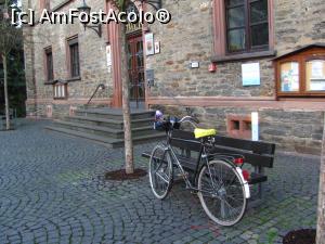 [P05] Camila, una dintre cele mai celebre biciclete :), stationata pentru o poza in fata primariei din Oberwesel. N-a vrut sa-si faca selfie.  » foto by Radu Tudoran
 - 
<span class="allrVoted glyphicon glyphicon-heart hidden" id="av711288"></span>
<a class="m-l-10 hidden" id="sv711288" onclick="voting_Foto_DelVot(,711288,2278)" role="button">șterge vot <span class="glyphicon glyphicon-remove"></span></a>
<a id="v9711288" class=" c-red"  onclick="voting_Foto_SetVot(711288)" role="button"><span class="glyphicon glyphicon-heart-empty"></span> <b>LIKE</b> = Votează poza</a> <img class="hidden"  id="f711288W9" src="/imagini/loader.gif" border="0" /><span class="AjErrMes hidden" id="e711288ErM"></span>