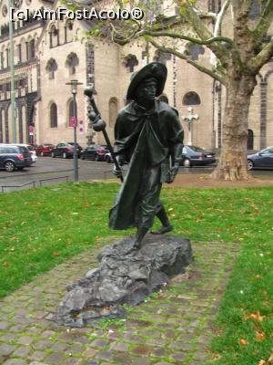 [P04] Nu am reusit sa aflu pe cine reprezinta statuia de langa biserica » foto by Radu Tudoran
 - 
<span class="allrVoted glyphicon glyphicon-heart hidden" id="av714637"></span>
<a class="m-l-10 hidden" id="sv714637" onclick="voting_Foto_DelVot(,714637,2278)" role="button">șterge vot <span class="glyphicon glyphicon-remove"></span></a>
<a id="v9714637" class=" c-red"  onclick="voting_Foto_SetVot(714637)" role="button"><span class="glyphicon glyphicon-heart-empty"></span> <b>LIKE</b> = Votează poza</a> <img class="hidden"  id="f714637W9" src="/imagini/loader.gif" border="0" /><span class="AjErrMes hidden" id="e714637ErM"></span>