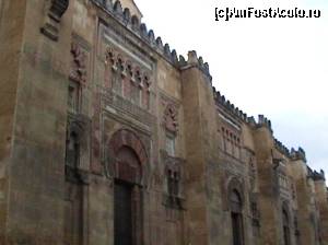 [P03] Mezquita - una din laturi. Se observă masivitatea deosebită a clădirii dreptunghiulare.  » foto by Carmen Ion
 - 
<span class="allrVoted glyphicon glyphicon-heart hidden" id="av608656"></span>
<a class="m-l-10 hidden" id="sv608656" onclick="voting_Foto_DelVot(,608656,2304)" role="button">șterge vot <span class="glyphicon glyphicon-remove"></span></a>
<a id="v9608656" class=" c-red"  onclick="voting_Foto_SetVot(608656)" role="button"><span class="glyphicon glyphicon-heart-empty"></span> <b>LIKE</b> = Votează poza</a> <img class="hidden"  id="f608656W9" src="/imagini/loader.gif" border="0" /><span class="AjErrMes hidden" id="e608656ErM"></span>