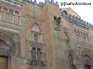 [P04] Mezquita - exteriorul în stil tipic mudejar combină elemente din arhitectura maură (portaluri şi ferestre înncadrate în arcade dantelate) cu cele gotice (garguiele).  » foto by Carmen Ion
 - 
<span class="allrVoted glyphicon glyphicon-heart hidden" id="av608661"></span>
<a class="m-l-10 hidden" id="sv608661" onclick="voting_Foto_DelVot(,608661,2304)" role="button">șterge vot <span class="glyphicon glyphicon-remove"></span></a>
<a id="v9608661" class=" c-red"  onclick="voting_Foto_SetVot(608661)" role="button"><span class="glyphicon glyphicon-heart-empty"></span> <b>LIKE</b> = Votează poza</a> <img class="hidden"  id="f608661W9" src="/imagini/loader.gif" border="0" /><span class="AjErrMes hidden" id="e608661ErM"></span>