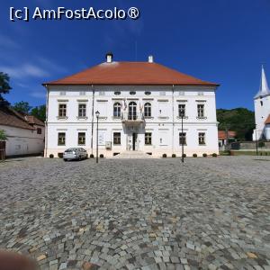 P02 [JUN-2024] Sângeorgiu de Pădure, Castelul Rhédey, Fațada, Balconul cu Monograma Contelui László Rhédey, constructorul castelului