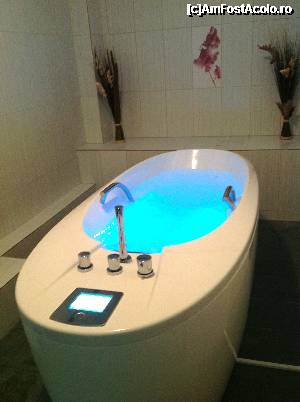 [P10] Jacuzzi cu cromoterapie - un adevarat rasfat. Are 3 programe de functionare (relaxare, tonic si combinat parca). Oricum, recomand cu caldura... Merita incercat.  » foto by veras911
 - 
<span class="allrVoted glyphicon glyphicon-heart hidden" id="av339122"></span>
<a class="m-l-10 hidden" id="sv339122" onclick="voting_Foto_DelVot(,339122,2370)" role="button">șterge vot <span class="glyphicon glyphicon-remove"></span></a>
<a id="v9339122" class=" c-red"  onclick="voting_Foto_SetVot(339122)" role="button"><span class="glyphicon glyphicon-heart-empty"></span> <b>LIKE</b> = Votează poza</a> <img class="hidden"  id="f339122W9" src="/imagini/loader.gif" border="0" /><span class="AjErrMes hidden" id="e339122ErM"></span>