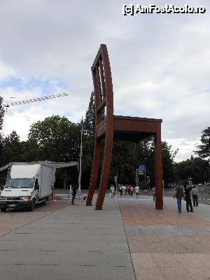 [P15] Geneva - Palais des Nations, în parc, scaunul căruia îi lipseşte un picior - monument care pledează împotriva folosirii minelor antipersonal.  » foto by iulianic
 - 
<span class="allrVoted glyphicon glyphicon-heart hidden" id="av417667"></span>
<a class="m-l-10 hidden" id="sv417667" onclick="voting_Foto_DelVot(,417667,2384)" role="button">șterge vot <span class="glyphicon glyphicon-remove"></span></a>
<a id="v9417667" class=" c-red"  onclick="voting_Foto_SetVot(417667)" role="button"><span class="glyphicon glyphicon-heart-empty"></span> <b>LIKE</b> = Votează poza</a> <img class="hidden"  id="f417667W9" src="/imagini/loader.gif" border="0" /><span class="AjErrMes hidden" id="e417667ErM"></span>