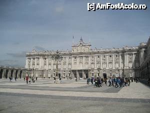 [P21] Curtea Palatului Regal.  » foto by viviv
 - 
<span class="allrVoted glyphicon glyphicon-heart hidden" id="av408920"></span>
<a class="m-l-10 hidden" id="sv408920" onclick="voting_Foto_DelVot(,408920,2442)" role="button">șterge vot <span class="glyphicon glyphicon-remove"></span></a>
<a id="v9408920" class=" c-red"  onclick="voting_Foto_SetVot(408920)" role="button"><span class="glyphicon glyphicon-heart-empty"></span> <b>LIKE</b> = Votează poza</a> <img class="hidden"  id="f408920W9" src="/imagini/loader.gif" border="0" /><span class="AjErrMes hidden" id="e408920ErM"></span>