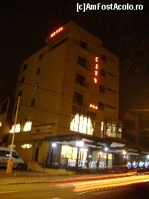 [P01] Tulcea - Hotel City, noaptea (foto Neptunus) » foto by Neptunus
 - 
<span class="allrVoted glyphicon glyphicon-heart hidden" id="av320674"></span>
<a class="m-l-10 hidden" id="sv320674" onclick="voting_Foto_DelVot(,320674,2446)" role="button">șterge vot <span class="glyphicon glyphicon-remove"></span></a>
<a id="v9320674" class=" c-red"  onclick="voting_Foto_SetVot(320674)" role="button"><span class="glyphicon glyphicon-heart-empty"></span> <b>LIKE</b> = Votează poza</a> <img class="hidden"  id="f320674W9" src="/imagini/loader.gif" border="0" /><span class="AjErrMes hidden" id="e320674ErM"></span>