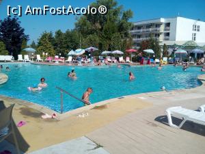 [P03] Piscina mare, pentru adulti (adancime de la 0,80 la 1,30 metri).Pe aici, prin dreapta, pe langa hotelul din fata se ajunge cel mai usor si mai repede direct la zona de plaja a hotelului. » foto by Cetinescu
 - 
<span class="allrVoted glyphicon glyphicon-heart hidden" id="av889223"></span>
<a class="m-l-10 hidden" id="sv889223" onclick="voting_Foto_DelVot(,889223,2496)" role="button">șterge vot <span class="glyphicon glyphicon-remove"></span></a>
<a id="v9889223" class=" c-red"  onclick="voting_Foto_SetVot(889223)" role="button"><span class="glyphicon glyphicon-heart-empty"></span> <b>LIKE</b> = Votează poza</a> <img class="hidden"  id="f889223W9" src="/imagini/loader.gif" border="0" /><span class="AjErrMes hidden" id="e889223ErM"></span>