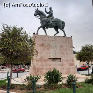 [P77] Sousse, Statuia Habib Bourguiba, primul președinte al Tunisiei independente (1957 – 1987), creatorul Statului tunisian modern » foto by mprofeanu
 - 
<span class="allrVoted glyphicon glyphicon-heart hidden" id="av1440822"></span>
<a class="m-l-10 hidden" id="sv1440822" onclick="voting_Foto_DelVot(,1440822,2508)" role="button">șterge vot <span class="glyphicon glyphicon-remove"></span></a>
<a id="v91440822" class=" c-red"  onclick="voting_Foto_SetVot(1440822)" role="button"><span class="glyphicon glyphicon-heart-empty"></span> <b>LIKE</b> = Votează poza</a> <img class="hidden"  id="f1440822W9" src="/imagini/loader.gif" border="0" /><span class="AjErrMes hidden" id="e1440822ErM"></span>