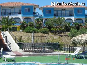[P13] de la piscina se vedea geamul camerei noastre, a doua cladire, eajul 1, in stanga, putin opturat de un leandru » foto by hlli
 - 
<span class="allrVoted glyphicon glyphicon-heart hidden" id="av424971"></span>
<a class="m-l-10 hidden" id="sv424971" onclick="voting_Foto_DelVot(,424971,2570)" role="button">șterge vot <span class="glyphicon glyphicon-remove"></span></a>
<a id="v9424971" class=" c-red"  onclick="voting_Foto_SetVot(424971)" role="button"><span class="glyphicon glyphicon-heart-empty"></span> <b>LIKE</b> = Votează poza</a> <img class="hidden"  id="f424971W9" src="/imagini/loader.gif" border="0" /><span class="AjErrMes hidden" id="e424971ErM"></span>