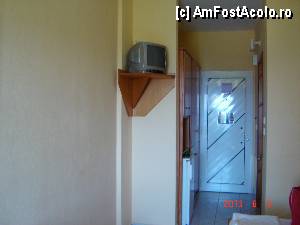 [P29] In fundal se vede usa de intrare in camera, pe sub si pe langa care sufla vantul de parca eram in camp deschis. Ce ziceti de televizor? Sau poate nu l-ati remarcat in stanga imaginii, sus...  » foto by hlli
 - 
<span class="allrVoted glyphicon glyphicon-heart hidden" id="av424987"></span>
<a class="m-l-10 hidden" id="sv424987" onclick="voting_Foto_DelVot(,424987,2570)" role="button">șterge vot <span class="glyphicon glyphicon-remove"></span></a>
<a id="v9424987" class=" c-red"  onclick="voting_Foto_SetVot(424987)" role="button"><span class="glyphicon glyphicon-heart-empty"></span> <b>LIKE</b> = Votează poza</a> <img class="hidden"  id="f424987W9" src="/imagini/loader.gif" border="0" /><span class="AjErrMes hidden" id="e424987ErM"></span>