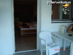 [P05] Terasa si uşa de intrare în cameră. Două scaune de pe terasă le-am mutat, pe post de mobilier, unul în camera şi altul în baie.  » foto by hlli
 - 
<span class="allrVoted glyphicon glyphicon-heart hidden" id="av561903"></span>
<a class="m-l-10 hidden" id="sv561903" onclick="voting_Foto_DelVot(,561903,2570)" role="button">șterge vot <span class="glyphicon glyphicon-remove"></span></a>
<a id="v9561903" class=" c-red"  onclick="voting_Foto_SetVot(561903)" role="button"><span class="glyphicon glyphicon-heart-empty"></span> <b>LIKE</b> = Votează poza</a> <img class="hidden"  id="f561903W9" src="/imagini/loader.gif" border="0" /><span class="AjErrMes hidden" id="e561903ErM"></span>