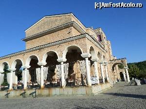 [P04] cladirea din spatele monumentului fratilor Assen care adapostest galeriile de arta. seara se organizeaza spectacole folclorice pentru turisti.  » foto by amero
 - 
<span class="allrVoted glyphicon glyphicon-heart hidden" id="av557661"></span>
<a class="m-l-10 hidden" id="sv557661" onclick="voting_Foto_DelVot(,557661,2587)" role="button">șterge vot <span class="glyphicon glyphicon-remove"></span></a>
<a id="v9557661" class=" c-red"  onclick="voting_Foto_SetVot(557661)" role="button"><span class="glyphicon glyphicon-heart-empty"></span> <b>LIKE</b> = Votează poza</a> <img class="hidden"  id="f557661W9" src="/imagini/loader.gif" border="0" /><span class="AjErrMes hidden" id="e557661ErM"></span>