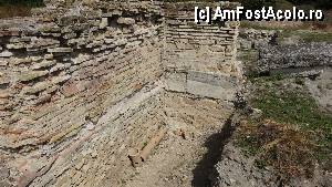 [P35] La subsolul locuinței se pot observa olanele hypocaust-ului. 
Prin acestea pătrundea în cameră aerul cald ce venea de la un cuptor.  » foto by bog68
 - 
<span class="allrVoted glyphicon glyphicon-heart hidden" id="av374574"></span>
<a class="m-l-10 hidden" id="sv374574" onclick="voting_Foto_DelVot(,374574,2587)" role="button">șterge vot <span class="glyphicon glyphicon-remove"></span></a>
<a id="v9374574" class=" c-red"  onclick="voting_Foto_SetVot(374574)" role="button"><span class="glyphicon glyphicon-heart-empty"></span> <b>LIKE</b> = Votează poza</a> <img class="hidden"  id="f374574W9" src="/imagini/loader.gif" border="0" /><span class="AjErrMes hidden" id="e374574ErM"></span>