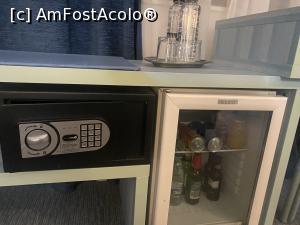 [P17] Hotel Continental Forum Sibiu - aveam si seif si se vad si sticlele de apa » foto by mishu
 - 
<span class="allrVoted glyphicon glyphicon-heart hidden" id="av1336494"></span>
<a class="m-l-10 hidden" id="sv1336494" onclick="voting_Foto_DelVot(,1336494,2599)" role="button">șterge vot <span class="glyphicon glyphicon-remove"></span></a>
<a id="v91336494" class=" c-red"  onclick="voting_Foto_SetVot(1336494)" role="button"><span class="glyphicon glyphicon-heart-empty"></span> <b>LIKE</b> = Votează poza</a> <img class="hidden"  id="f1336494W9" src="/imagini/loader.gif" border="0" /><span class="AjErrMes hidden" id="e1336494ErM"></span>
