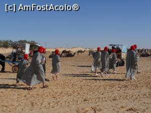 [P36] Tunisia - Douz. Costumați în beduini, plimbare în deșert, pe cămile.  » foto by iulianic
 - 
<span class="allrVoted glyphicon glyphicon-heart hidden" id="av1075405"></span>
<a class="m-l-10 hidden" id="sv1075405" onclick="voting_Foto_DelVot(,1075405,2617)" role="button">șterge vot <span class="glyphicon glyphicon-remove"></span></a>
<a id="v91075405" class=" c-red"  onclick="voting_Foto_SetVot(1075405)" role="button"><span class="glyphicon glyphicon-heart-empty"></span> <b>LIKE</b> = Votează poza</a> <img class="hidden"  id="f1075405W9" src="/imagini/loader.gif" border="0" /><span class="AjErrMes hidden" id="e1075405ErM"></span>