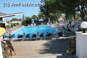 [P03] Piscina hotelului, farte curata. Sezlongul gratuit. Daca vrei saltea la sezlong costa 2 euro pe zi.  » foto by George99
 - 
<span class="allrVoted glyphicon glyphicon-heart hidden" id="av868593"></span>
<a class="m-l-10 hidden" id="sv868593" onclick="voting_Foto_DelVot(,868593,2710)" role="button">șterge vot <span class="glyphicon glyphicon-remove"></span></a>
<a id="v9868593" class=" c-red"  onclick="voting_Foto_SetVot(868593)" role="button"><span class="glyphicon glyphicon-heart-empty"></span> <b>LIKE</b> = Votează poza</a> <img class="hidden"  id="f868593W9" src="/imagini/loader.gif" border="0" /><span class="AjErrMes hidden" id="e868593ErM"></span>