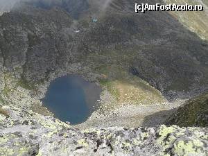 P21 [AUG-2015] Panorama de pe varful Lespezi asupra lacului si refugiului Caltun (poza facuta culcat pe burta :) 