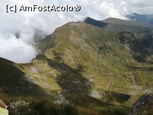 [P20] Vedere de pe Moldoveanu, spre Fereastra Mare. Jos se vede Iezerul Triunghiular » foto by Mika
 - 
<span class="allrVoted glyphicon glyphicon-heart hidden" id="av1186335"></span>
<a class="m-l-10 hidden" id="sv1186335" onclick="voting_Foto_DelVot(,1186335,2855)" role="button">șterge vot <span class="glyphicon glyphicon-remove"></span></a>
<a id="v91186335" class=" c-red"  onclick="voting_Foto_SetVot(1186335)" role="button"><span class="glyphicon glyphicon-heart-empty"></span> <b>LIKE</b> = Votează poza</a> <img class="hidden"  id="f1186335W9" src="/imagini/loader.gif" border="0" /><span class="AjErrMes hidden" id="e1186335ErM"></span>