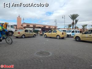 [P03] O intersecție unde se întâlnesc majoritatea mijloacelor de transport din Marrakech: petit taxi (Logan), grand taxi (cele albe), trăsuri, motorete, biciclete... și un camion » foto by Costi
 - 
<span class="allrVoted glyphicon glyphicon-heart hidden" id="av836085"></span>
<a class="m-l-10 hidden" id="sv836085" onclick="voting_Foto_DelVot(,836085,2870)" role="button">șterge vot <span class="glyphicon glyphicon-remove"></span></a>
<a id="v9836085" class=" c-red"  onclick="voting_Foto_SetVot(836085)" role="button"><span class="glyphicon glyphicon-heart-empty"></span> <b>LIKE</b> = Votează poza</a> <img class="hidden"  id="f836085W9" src="/imagini/loader.gif" border="0" /><span class="AjErrMes hidden" id="e836085ErM"></span>