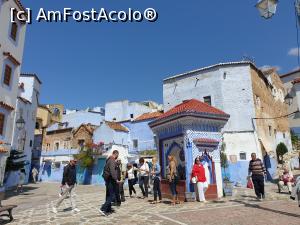 [P18] Am ajuns in mica Piata El Haouta, in mijlocul careia se afla o fantana colorata in alb si albastru, cu patru laturi. In jurul pietei sunt bancute, casute si cafenele, iar pe unul dintre peretii albastri este scris: „Daca nu ne schimbam, nu crestem”. » foto by geani anto
 - 
<span class="allrVoted glyphicon glyphicon-heart hidden" id="av1301271"></span>
<a class="m-l-10 hidden" id="sv1301271" onclick="voting_Foto_DelVot(,1301271,2870)" role="button">șterge vot <span class="glyphicon glyphicon-remove"></span></a>
<a id="v91301271" class=" c-red"  onclick="voting_Foto_SetVot(1301271)" role="button"><span class="glyphicon glyphicon-heart-empty"></span> <b>LIKE</b> = Votează poza</a> <img class="hidden"  id="f1301271W9" src="/imagini/loader.gif" border="0" /><span class="AjErrMes hidden" id="e1301271ErM"></span>