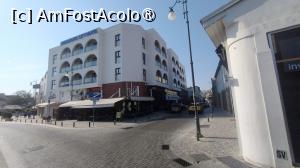 P10 [AUG-2024] Livadhiotis City Hotel așezat la intersecția dintre străzile Pavlou Valsamaki și Nikolaou Roussou.