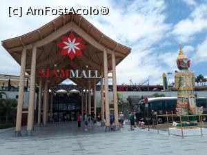 [P08] Intrarea în SiamMall unde am făcut ceva cumpărături. Există autocar gratuit din oră în oră.  » foto by marsus
 - 
<span class="allrVoted glyphicon glyphicon-heart hidden" id="av975189"></span>
<a class="m-l-10 hidden" id="sv975189" onclick="voting_Foto_DelVot(,975189,2933)" role="button">șterge vot <span class="glyphicon glyphicon-remove"></span></a>
<a id="v9975189" class=" c-red"  onclick="voting_Foto_SetVot(975189)" role="button"><span class="glyphicon glyphicon-heart-empty"></span> <b>LIKE</b> = Votează poza</a> <img class="hidden"  id="f975189W9" src="/imagini/loader.gif" border="0" /><span class="AjErrMes hidden" id="e975189ErM"></span>