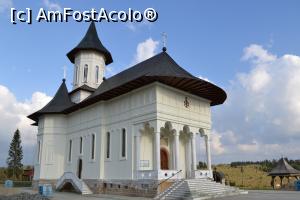 [P08] Mânăstirea Râșca Transilvană-asta este chiar nouă construită în mileniul din prezent » foto by AZE
 - 
<span class="allrVoted glyphicon glyphicon-heart hidden" id="av966042"></span>
<a class="m-l-10 hidden" id="sv966042" onclick="voting_Foto_DelVot(,966042,3018)" role="button">șterge vot <span class="glyphicon glyphicon-remove"></span></a>
<a id="v9966042" class=" c-red"  onclick="voting_Foto_SetVot(966042)" role="button"><span class="glyphicon glyphicon-heart-empty"></span> <b>LIKE</b> = Votează poza</a> <img class="hidden"  id="f966042W9" src="/imagini/loader.gif" border="0" /><span class="AjErrMes hidden" id="e966042ErM"></span>