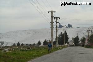 [P04] Pe langa satul Pamukkale. Ajunsi langa dealuri, daca faceti dreapta sunteti la intrarea de jos, langa Pamukkale, iar la stanga, inspre Karahayıt, ajungeti la intrarea de nord, de sus de pe platou.  » foto by TraianS
 - 
<span class="allrVoted glyphicon glyphicon-heart hidden" id="av499924"></span>
<a class="m-l-10 hidden" id="sv499924" onclick="voting_Foto_DelVot(,499924,3039)" role="button">șterge vot <span class="glyphicon glyphicon-remove"></span></a>
<a id="v9499924" class=" c-red"  onclick="voting_Foto_SetVot(499924)" role="button"><span class="glyphicon glyphicon-heart-empty"></span> <b>LIKE</b> = Votează poza</a> <img class="hidden"  id="f499924W9" src="/imagini/loader.gif" border="0" /><span class="AjErrMes hidden" id="e499924ErM"></span>