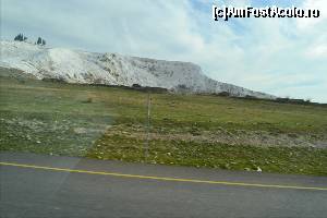 [P09] Mergand inspre Karahayıt, unde gasim intrarea de nord, sus pe platou. In unele locuri e mai alb, in altele nu. Pe viitor o sa arate mai bine, s-au pus pe albit si din cate am observat vor sa extinda albeata pe toata buza prapastiei.  :)  » foto by TraianS
 - 
<span class="allrVoted glyphicon glyphicon-heart hidden" id="av499929"></span>
<a class="m-l-10 hidden" id="sv499929" onclick="voting_Foto_DelVot(,499929,3039)" role="button">șterge vot <span class="glyphicon glyphicon-remove"></span></a>
<a id="v9499929" class=" c-red"  onclick="voting_Foto_SetVot(499929)" role="button"><span class="glyphicon glyphicon-heart-empty"></span> <b>LIKE</b> = Votează poza</a> <img class="hidden"  id="f499929W9" src="/imagini/loader.gif" border="0" /><span class="AjErrMes hidden" id="e499929ErM"></span>