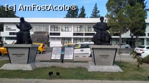 [P07] Un mic Memorial de lândă Sediul Guvernoratului care reprtezintă doi mari muzicieni născuți în Fethiye; Ramazan Gungar și Hamdi Ozbay. Ei sunt fondatorii Centrului Cultural din Fethiye și au făcut cunoscut folclorul turcesc peste hotare. » foto by ovidiuyepi
 - 
<span class="allrVoted glyphicon glyphicon-heart hidden" id="av1492748"></span>
<a class="m-l-10 hidden" id="sv1492748" onclick="voting_Foto_DelVot(,1492748,3123)" role="button">șterge vot <span class="glyphicon glyphicon-remove"></span></a>
<a id="v91492748" class=" c-red"  onclick="voting_Foto_SetVot(1492748)" role="button"><span class="glyphicon glyphicon-heart-empty"></span> <b>LIKE</b> = Votează poza</a> <img class="hidden"  id="f1492748W9" src="/imagini/loader.gif" border="0" /><span class="AjErrMes hidden" id="e1492748ErM"></span>