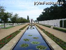 P10 [AUG-2009] cimitir american dedicat soldatilor americani cazuti in WW II pe teritoriul Marii Britanii...nu se vede dar in dreapta pe zidurile albe sunt trecute in mic nmele tuturor soldatilor americani cazuti in lupta iar in stanga mormintele pe o suprafata imensa...