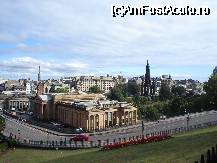 P17 [AUG-2009] edinburgh...i-din-ba-ra in dialectul gaelic scotian...vazut de sus in drumul spre castel cu parlamentul scotian, the royal bank of scotland si the scott monument...