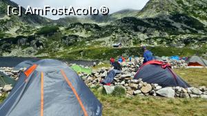 [P11] Corturi ”fortificate” cu ziduri de piatră pe marginea Lacului Bucura (stânga-mijloc). În centrul imaginii se vede cabana Salvamont » foto by Lucien
 - 
<span class="allrVoted glyphicon glyphicon-heart hidden" id="av837431"></span>
<a class="m-l-10 hidden" id="sv837431" onclick="voting_Foto_DelVot(,837431,3180)" role="button">șterge vot <span class="glyphicon glyphicon-remove"></span></a>
<a id="v9837431" class=" c-red"  onclick="voting_Foto_SetVot(837431)" role="button"><span class="glyphicon glyphicon-heart-empty"></span> <b>LIKE</b> = Votează poza</a> <img class="hidden"  id="f837431W9" src="/imagini/loader.gif" border="0" /><span class="AjErrMes hidden" id="e837431ErM"></span>