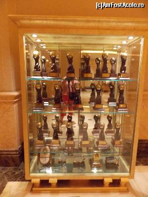 [P42] Abu Dhabi, Palatul Emiratelor, vitrina cu trofee, premii in turism » foto by mprofeanu
 - 
<span class="allrVoted glyphicon glyphicon-heart hidden" id="av651813"></span>
<a class="m-l-10 hidden" id="sv651813" onclick="voting_Foto_DelVot(,651813,3202)" role="button">șterge vot <span class="glyphicon glyphicon-remove"></span></a>
<a id="v9651813" class=" c-red"  onclick="voting_Foto_SetVot(651813)" role="button"><span class="glyphicon glyphicon-heart-empty"></span> <b>LIKE</b> = Votează poza</a> <img class="hidden"  id="f651813W9" src="/imagini/loader.gif" border="0" /><span class="AjErrMes hidden" id="e651813ErM"></span>