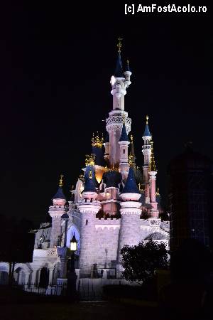 [P18] Le Chateau de la Belle au Bois Dormant - by night, inaintea inceperii paradei de la ora 22. Ca sa fie complet setul, mi-ar mai fi trebuit fotografia cu artificiile.  » foto by MCM
 - 
<span class="allrVoted glyphicon glyphicon-heart hidden" id="av369582"></span>
<a class="m-l-10 hidden" id="sv369582" onclick="voting_Foto_DelVot(,369582,3203)" role="button">șterge vot <span class="glyphicon glyphicon-remove"></span></a>
<a id="v9369582" class=" c-red"  onclick="voting_Foto_SetVot(369582)" role="button"><span class="glyphicon glyphicon-heart-empty"></span> <b>LIKE</b> = Votează poza</a> <img class="hidden"  id="f369582W9" src="/imagini/loader.gif" border="0" /><span class="AjErrMes hidden" id="e369582ErM"></span>