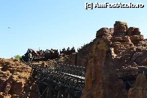 [P09] Big Thunder Mountain si un turist care incerca sa prinda pasarea. Probabil a avut senzatia ca poate zbura.  » foto by MCM
 - 
<span class="allrVoted glyphicon glyphicon-heart hidden" id="av369911"></span>
<a class="m-l-10 hidden" id="sv369911" onclick="voting_Foto_DelVot(,369911,3203)" role="button">șterge vot <span class="glyphicon glyphicon-remove"></span></a>
<a id="v9369911" class=" c-red"  onclick="voting_Foto_SetVot(369911)" role="button"><span class="glyphicon glyphicon-heart-empty"></span> <b>LIKE</b> = Votează poza</a> <img class="hidden"  id="f369911W9" src="/imagini/loader.gif" border="0" /><span class="AjErrMes hidden" id="e369911ErM"></span>