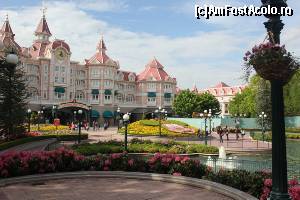 [P03] Disney Hotel - accesul in parc se face pe sub acest hotel.  » foto by IoanaV
 - 
<span class="allrVoted glyphicon glyphicon-heart hidden" id="av619054"></span>
<a class="m-l-10 hidden" id="sv619054" onclick="voting_Foto_DelVot(,619054,3203)" role="button">șterge vot <span class="glyphicon glyphicon-remove"></span></a>
<a id="v9619054" class=" c-red"  onclick="voting_Foto_SetVot(619054)" role="button"><span class="glyphicon glyphicon-heart-empty"></span> <b>LIKE</b> = Votează poza</a> <img class="hidden"  id="f619054W9" src="/imagini/loader.gif" border="0" /><span class="AjErrMes hidden" id="e619054ErM"></span>