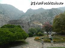 P04 [SEP-2011] Orasul Kotor, cu o parte din zidurile de aparare si un parc tare frumos