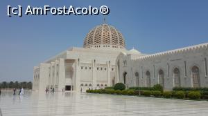 [P31] La Marea Moschee din Muscat trebuie sa vii cu haine potrivite sau cu bani. Aici nu primesti, ca la Meteore sau în Abu Dhabi, haine gratis cu care sa te acoperi. Poti închiria, însă » foto by lizuk
 - 
<span class="allrVoted glyphicon glyphicon-heart hidden" id="av754513"></span>
<a class="m-l-10 hidden" id="sv754513" onclick="voting_Foto_DelVot(,754513,3254)" role="button">șterge vot <span class="glyphicon glyphicon-remove"></span></a>
<a id="v9754513" class=" c-red"  onclick="voting_Foto_SetVot(754513)" role="button"><span class="glyphicon glyphicon-heart-empty"></span> <b>LIKE</b> = Votează poza</a> <img class="hidden"  id="f754513W9" src="/imagini/loader.gif" border="0" /><span class="AjErrMes hidden" id="e754513ErM"></span>