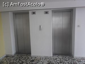 [P26] Cele două lifturi de pe holul hotelului Delta. Nu foarte încăpătoare și foarte aglomerate. Dacă stați la primele două etaje, folosiți cu încredere scările. Veți economisi timp prețios!  » foto by crisbal
 - 
<span class="allrVoted glyphicon glyphicon-heart hidden" id="av887967"></span>
<a class="m-l-10 hidden" id="sv887967" onclick="voting_Foto_DelVot(,887967,3264)" role="button">șterge vot <span class="glyphicon glyphicon-remove"></span></a>
<a id="v9887967" class=" c-red"  onclick="voting_Foto_SetVot(887967)" role="button"><span class="glyphicon glyphicon-heart-empty"></span> <b>LIKE</b> = Votează poza</a> <img class="hidden"  id="f887967W9" src="/imagini/loader.gif" border="0" /><span class="AjErrMes hidden" id="e887967ErM"></span>