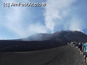 [P29] Grupul nostru urcând. Aceia nu sunt nori, ci gazele emise de Etna » foto by irinad
 - 
<span class="allrVoted glyphicon glyphicon-heart hidden" id="av873698"></span>
<a class="m-l-10 hidden" id="sv873698" onclick="voting_Foto_DelVot(,873698,3281)" role="button">șterge vot <span class="glyphicon glyphicon-remove"></span></a>
<a id="v9873698" class=" c-red"  onclick="voting_Foto_SetVot(873698)" role="button"><span class="glyphicon glyphicon-heart-empty"></span> <b>LIKE</b> = Votează poza</a> <img class="hidden"  id="f873698W9" src="/imagini/loader.gif" border="0" /><span class="AjErrMes hidden" id="e873698ErM"></span>