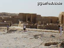 [P14] Temple apartanand Complexului ce culmina cu Piramida.Intr-unul din ele se afla Barca lui Khufu, Barca cu care Faraonul calatorea in Lumea de Apoi.Acest sactuar a fost descoperit foarte tarziu, cam prin anii 1960, daca nu gresesc.Intraree se plateste separat,50$ sau 60$ de pers. daca nu ma insel. » foto by costin1968
 - 
<span class="allrVoted glyphicon glyphicon-heart hidden" id="av155795"></span>
<a class="m-l-10 hidden" id="sv155795" onclick="voting_Foto_DelVot(,155795,3319)" role="button">șterge vot <span class="glyphicon glyphicon-remove"></span></a>
<a id="v9155795" class=" c-red"  onclick="voting_Foto_SetVot(155795)" role="button"><span class="glyphicon glyphicon-heart-empty"></span> <b>LIKE</b> = Votează poza</a> <img class="hidden"  id="f155795W9" src="/imagini/loader.gif" border="0" /><span class="AjErrMes hidden" id="e155795ErM"></span>