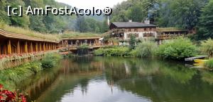 [P02] Stanga-casute cazare acoperite cu pamant si iarba- cu vedere la lac tersa<br /><br /> Central-Lacul Cascada Restaurant acoperit cu pamant si iarba<br /><br /> Dreapta-Cladire principala pensiune restaurant » foto by gigi tantas
 - 
<span class="allrVoted glyphicon glyphicon-heart hidden" id="av1019598"></span>
<a class="m-l-10 hidden" id="sv1019598" onclick="voting_Foto_DelVot(,1019598,3339)" role="button">șterge vot <span class="glyphicon glyphicon-remove"></span></a>
<a id="v91019598" class=" c-red"  onclick="voting_Foto_SetVot(1019598)" role="button"><span class="glyphicon glyphicon-heart-empty"></span> <b>LIKE</b> = Votează poza</a> <img class="hidden"  id="f1019598W9" src="/imagini/loader.gif" border="0" /><span class="AjErrMes hidden" id="e1019598ErM"></span>