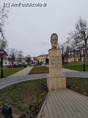 [P08] Un bust al lui Simion Barnutiu strajuieste una din intrarile in parcul din piata 1848.  » foto by iulian68
 - 
<span class="allrVoted glyphicon glyphicon-heart hidden" id="av951142"></span>
<a class="m-l-10 hidden" id="sv951142" onclick="voting_Foto_DelVot(,951142,3340)" role="button">șterge vot <span class="glyphicon glyphicon-remove"></span></a>
<a id="v9951142" class=" c-red"  onclick="voting_Foto_SetVot(951142)" role="button"><span class="glyphicon glyphicon-heart-empty"></span> <b>LIKE</b> = Votează poza</a> <img class="hidden"  id="f951142W9" src="/imagini/loader.gif" border="0" /><span class="AjErrMes hidden" id="e951142ErM"></span>