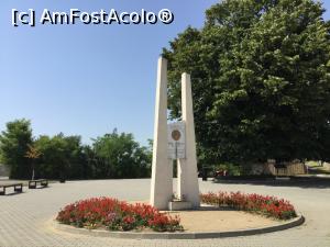 [P09] Monument in fata teiului lui Eminescu - fata monumentului » foto by mishu
 - 
<span class="allrVoted glyphicon glyphicon-heart hidden" id="av896165"></span>
<a class="m-l-10 hidden" id="sv896165" onclick="voting_Foto_DelVot(,896165,3340)" role="button">șterge vot <span class="glyphicon glyphicon-remove"></span></a>
<a id="v9896165" class=" c-red"  onclick="voting_Foto_SetVot(896165)" role="button"><span class="glyphicon glyphicon-heart-empty"></span> <b>LIKE</b> = Votează poza</a> <img class="hidden"  id="f896165W9" src="/imagini/loader.gif" border="0" /><span class="AjErrMes hidden" id="e896165ErM"></span>