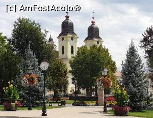 [P02] <strong>Piata 1848</strong>, un parc cu alei ce poarta numele Astra, Petru Pavel Aron, Mitropolit Vancea si Timotei Cipariu, care servea la inceput ca loc de comert pentru negustori. Tot aici aveau loc si diverse activitati publice ale orasului. Pe una dintre laturile parcului se afla<strong> Catedrala Mitropolitana ”Sfanta Treime”, </strong>primul edificiu construit in stil baroc din mediul romanesc, cu cel mai mare iconostas din tara, caruia i-au fost adaugate ulterior cele doua turnuri. » foto by geani anto
 - 
<span class="allrVoted glyphicon glyphicon-heart hidden" id="av1286399"></span>
<a class="m-l-10 hidden" id="sv1286399" onclick="voting_Foto_DelVot(,1286399,3340)" role="button">șterge vot <span class="glyphicon glyphicon-remove"></span></a>
<a id="v91286399" class=" c-red"  onclick="voting_Foto_SetVot(1286399)" role="button"><span class="glyphicon glyphicon-heart-empty"></span> <b>LIKE</b> = Votează poza</a> <img class="hidden"  id="f1286399W9" src="/imagini/loader.gif" border="0" /><span class="AjErrMes hidden" id="e1286399ErM"></span>