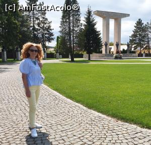 [P05] Pentru a omagia momentul din 1848, a fost inaugurat un ansamblu monumental ,,Gloria” alcatuit din monumentul din piatra inalt de 18 metri reprezentand ,,poarta istoriei”, pe care sta scris: "La 15 mai 1848, pe Campia Libertatii, reprezentantii poporului roman au rostit raspicat dorinta arzatoare a realizarii unitatii nationale a statului national roman, visul de aur al unor veacuri de suferinta si lupta prin istoricele cuvinte: ". » foto by geani anto
 - 
<span class="allrVoted glyphicon glyphicon-heart hidden" id="av1286402"></span>
<a class="m-l-10 hidden" id="sv1286402" onclick="voting_Foto_DelVot(,1286402,3340)" role="button">șterge vot <span class="glyphicon glyphicon-remove"></span></a>
<a id="v91286402" class=" c-red"  onclick="voting_Foto_SetVot(1286402)" role="button"><span class="glyphicon glyphicon-heart-empty"></span> <b>LIKE</b> = Votează poza</a> <img class="hidden"  id="f1286402W9" src="/imagini/loader.gif" border="0" /><span class="AjErrMes hidden" id="e1286402ErM"></span>