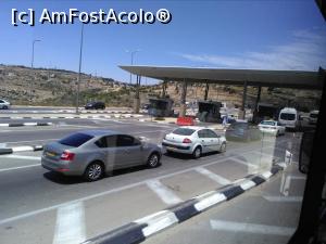 [P17] La acest punct de control aflat la intrarea în teritoriile israeliene de după Bethlehem, cetățenii palestinieni au fost coborâți din autobuz pentru a le fi verificate documentele.  » foto by Carmen Ion
 - 
<span class="allrVoted glyphicon glyphicon-heart hidden" id="av866088"></span>
<a class="m-l-10 hidden" id="sv866088" onclick="voting_Foto_DelVot(,866088,3380)" role="button">șterge vot <span class="glyphicon glyphicon-remove"></span></a>
<a id="v9866088" class=" c-red"  onclick="voting_Foto_SetVot(866088)" role="button"><span class="glyphicon glyphicon-heart-empty"></span> <b>LIKE</b> = Votează poza</a> <img class="hidden"  id="f866088W9" src="/imagini/loader.gif" border="0" /><span class="AjErrMes hidden" id="e866088ErM"></span>